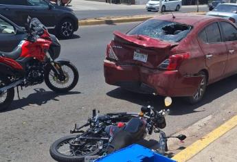 Motociclista resulta lesionado al chocar fuertemente contra un automóvil en parque 87 en Culiacán