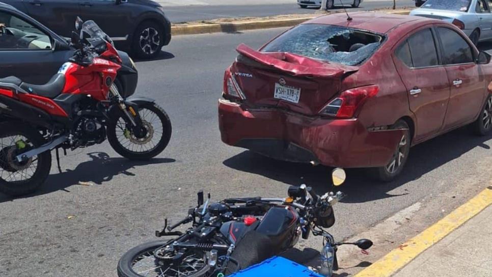 Motociclista resulta lesionado al chocar fuertemente contra un automóvil en parque 87 en Culiacán