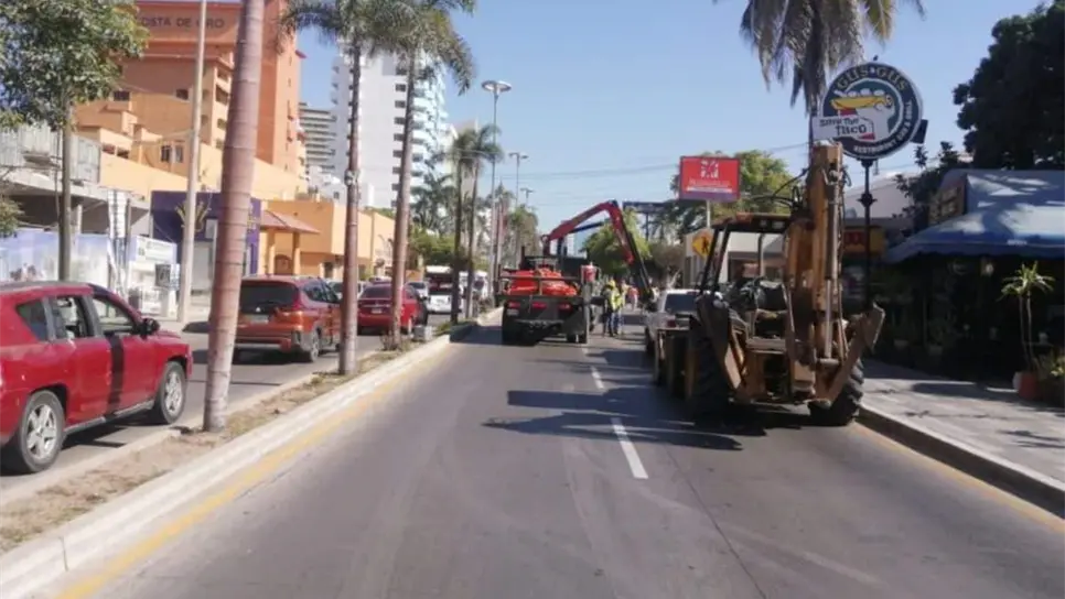 Por obras hay cierre parcial de la avenida Camarón Sábalo en Mazatlán