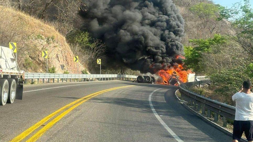 Cierran la autopista Mazatlán-Durango por volcadura e incendio de tráiler 