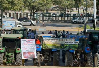 Productores «plantan» tractores en Palacio de Gobierno en Culiacán; piden a AMLO los reciba