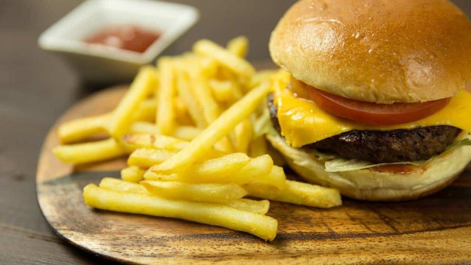 ¿Qué pasa en McDonalds? Estudiante sufre insuficiencia renal tras comer una de sus hamburguesas