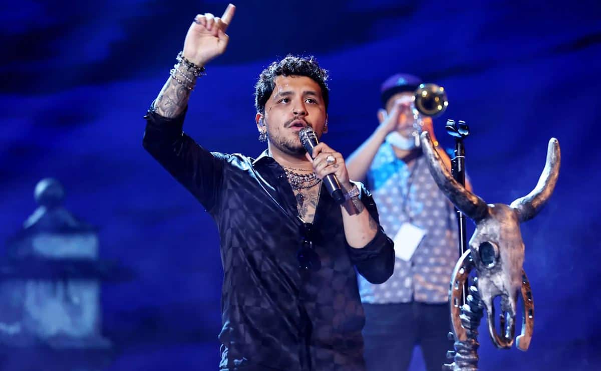 ¡No te contaron mal! Christian Nodal «se emborracha» tras separarse de Cazzu | VIDEO