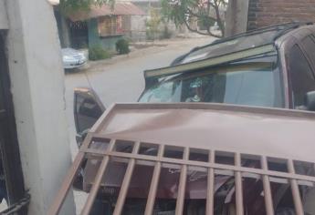 Auto se mete hasta la cochera de una casa tras fuerte accidente en Culiacán