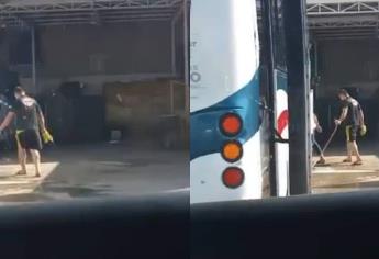 Denuncian a alianza de camiones por lavar autobuses con el chorro de la manguera