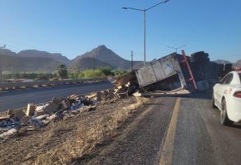 Vuelca tráiler cargado con cartones de cerveza por la México 15; una familia resulta lesionada