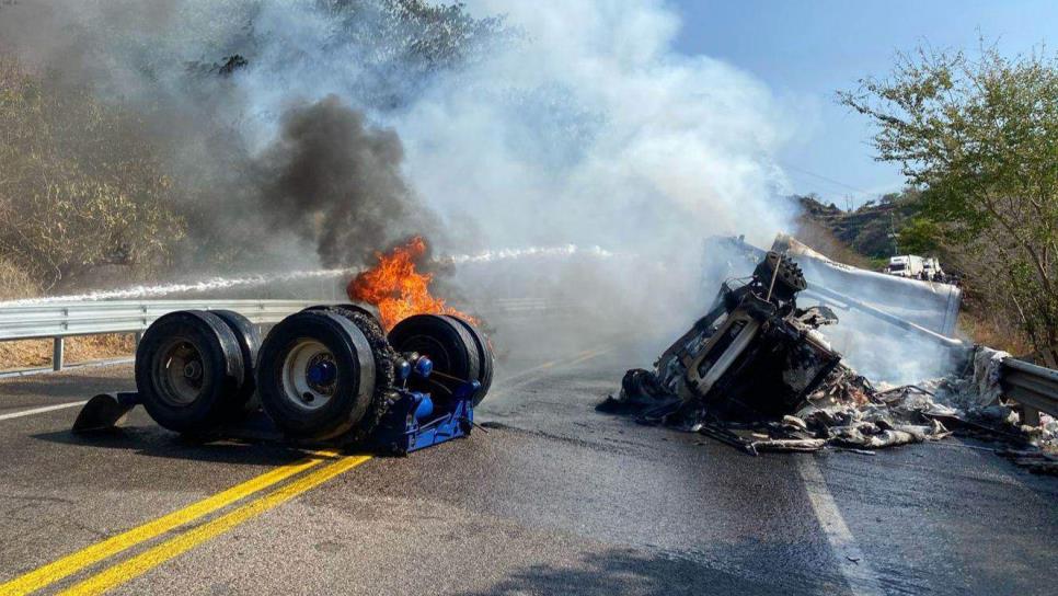 Cierran la Mazatlán-Durango por atropellamiento de personas e incendio de tráiler 