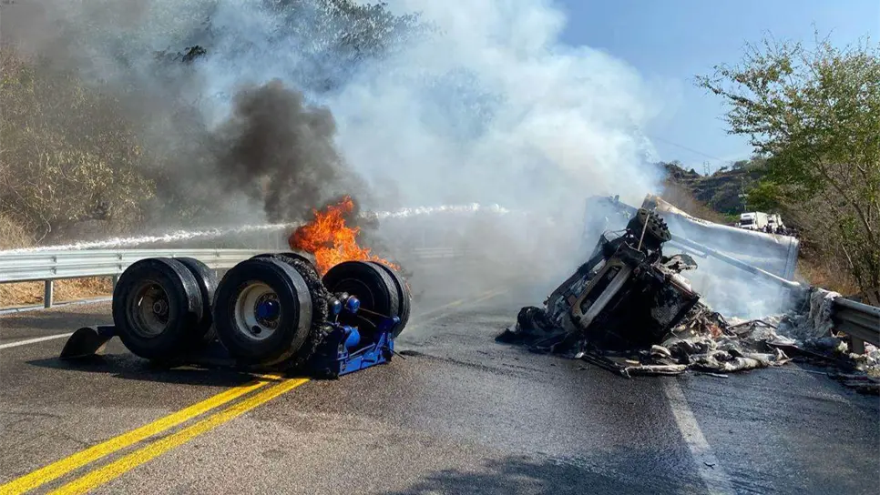 ´De momento la circulación se mantiene cerrada en ambos carriles. FOTO: Cortesía