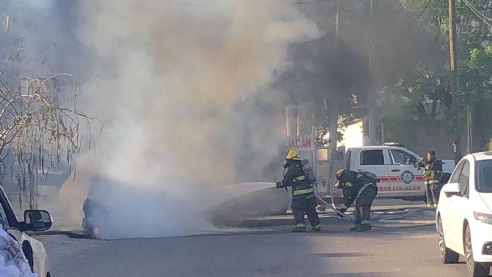Incendio deja un vehículo calcinado en el sector La Conquista, Culiacán