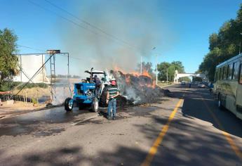 Se incendia tractor cargado con pacas en Villa de Ahome