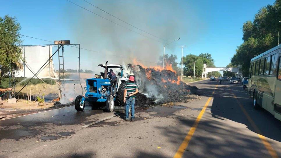Se incendia tractor cargado con pacas en Villa de Ahome
