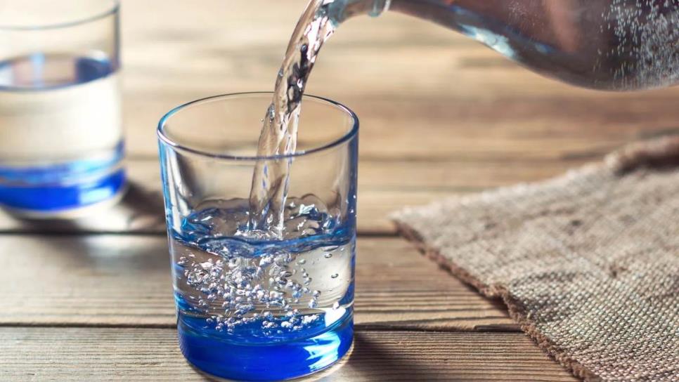 ¿Es bueno tomar agua mineral con este calor? Toma nota de esto