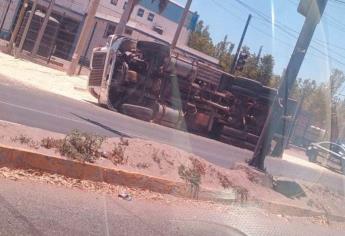 Vuelca camión cargado con granos en el sector Aeropuerto, Culiacán