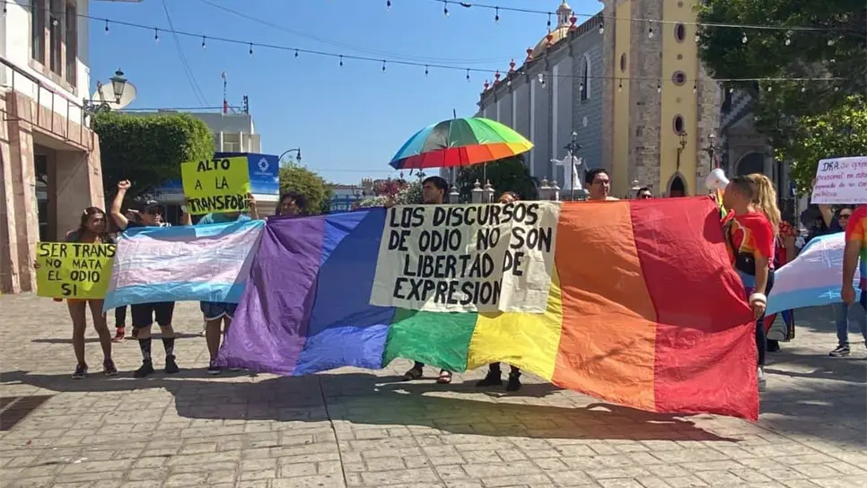 Comunidad LGBT de Mazatlán se manifiesta y exige destitución de Emma Choreño