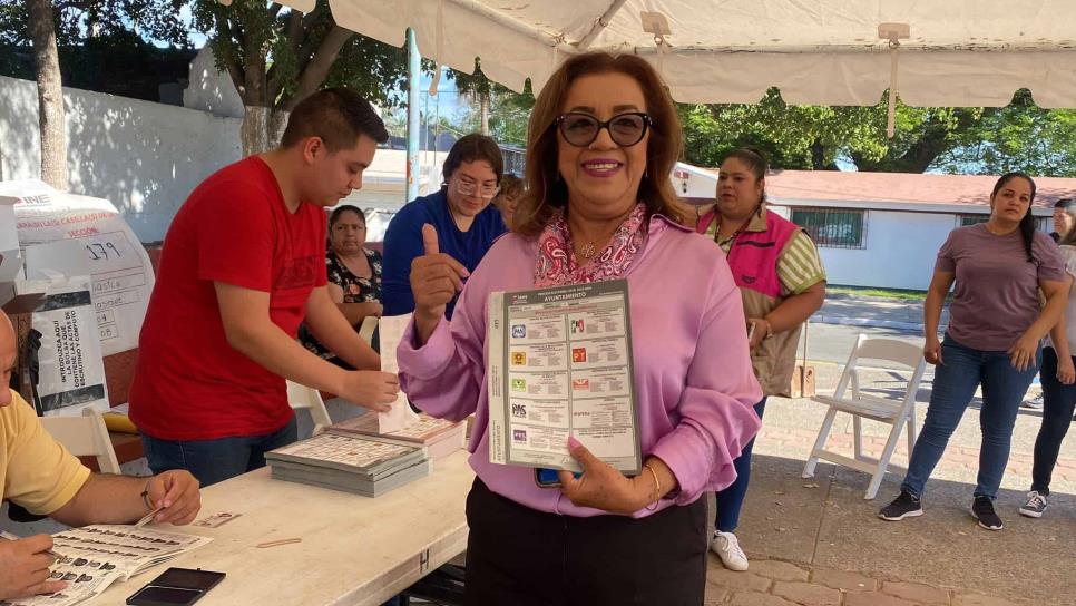 Alba Virgen Montes vota en Guasave e invita a participar en las elecciones