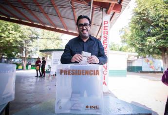 Juan de Dios Gámez Mendívil emite su voto en Culiacán