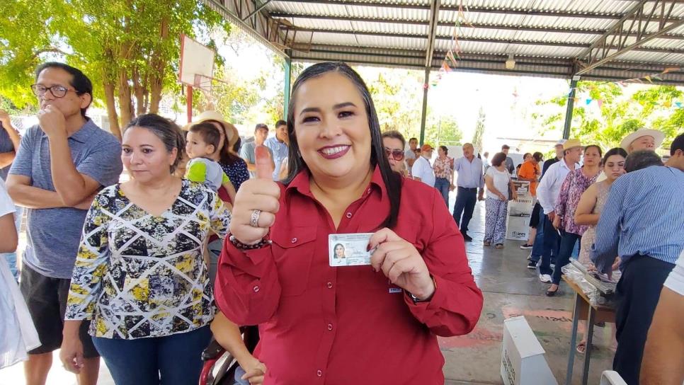 Ana Ayala, candidata de Morena a la diputación federal, emite su voto en Los Mochis