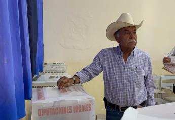 Vicente Pico vota en la cabecera municipal de El Fuerte