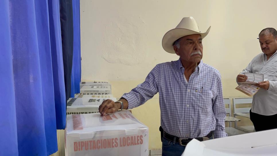 Vicente Pico vota en la cabecera municipal de El Fuerte