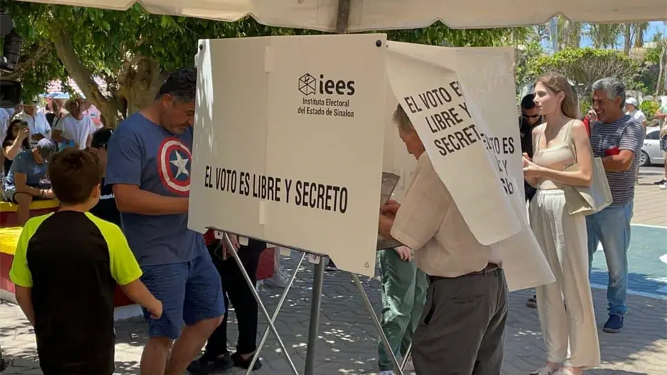 A «reventar» Mazatlán y casillas especiales; largas filas de turistas para emitir su voto