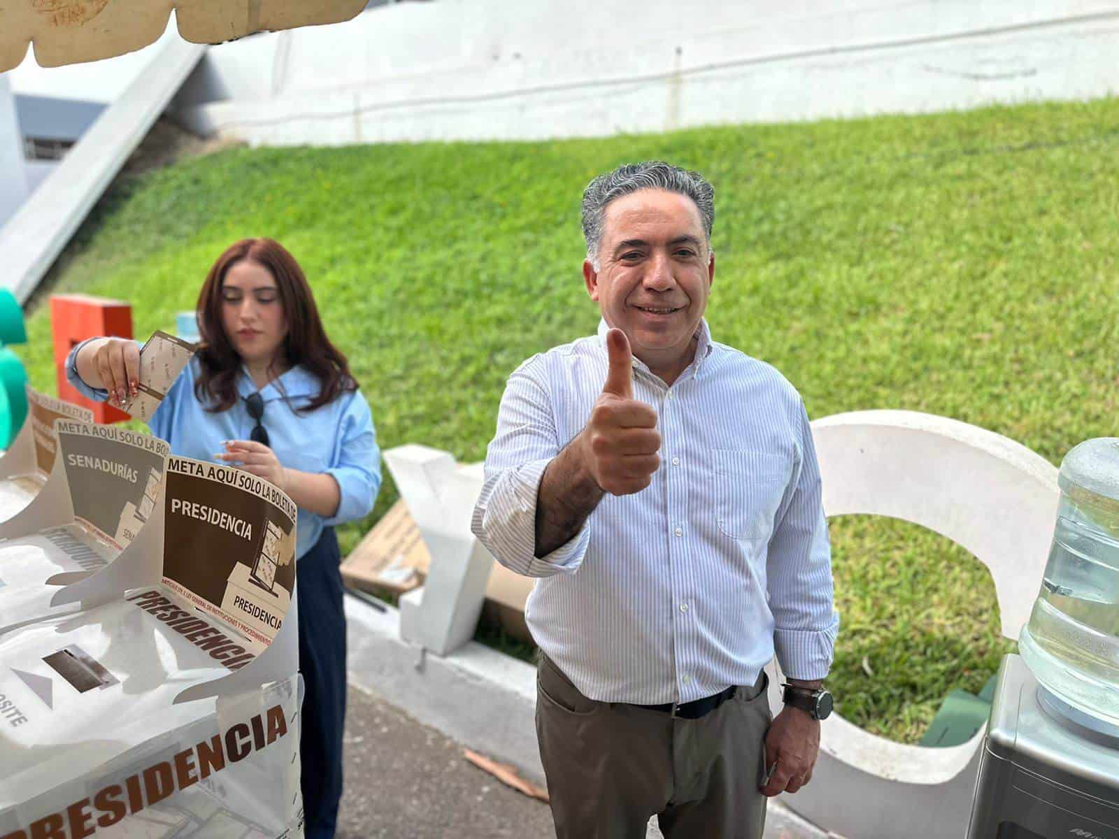 Enrique Inzunza vota junto a su familia en el proceso electoral 2024