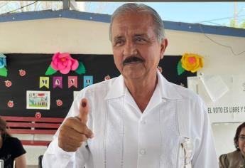 Jesús Estrada Ferreiro ejerce su voto en Culiacán