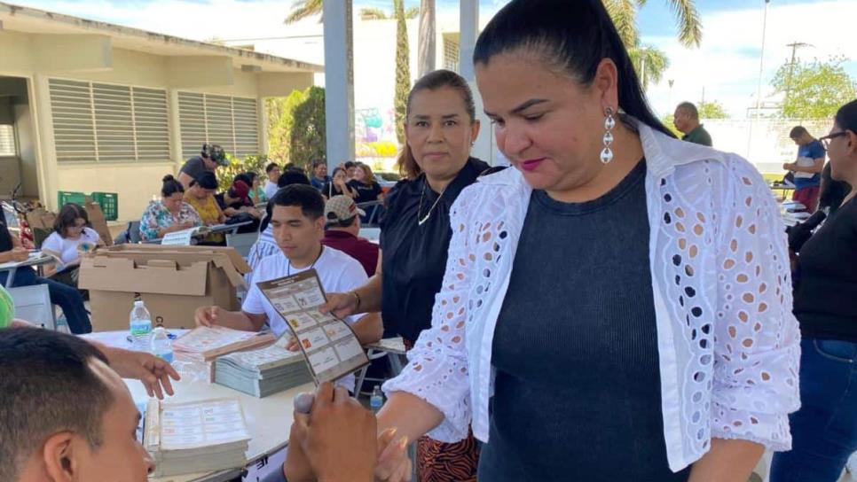 Margoth Urrea Pérez, ejerce su voto en el municipio de Navolato