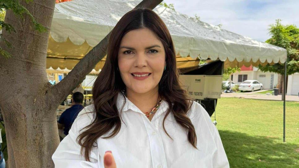 Merary Villegas emite su derecho al voto en Culiacán