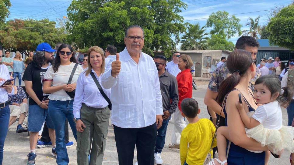«Mingo» Vázquez emite su voto en Los Mochis