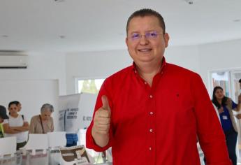 Noé Heredia ejerce su derecho al voto en Culiacán