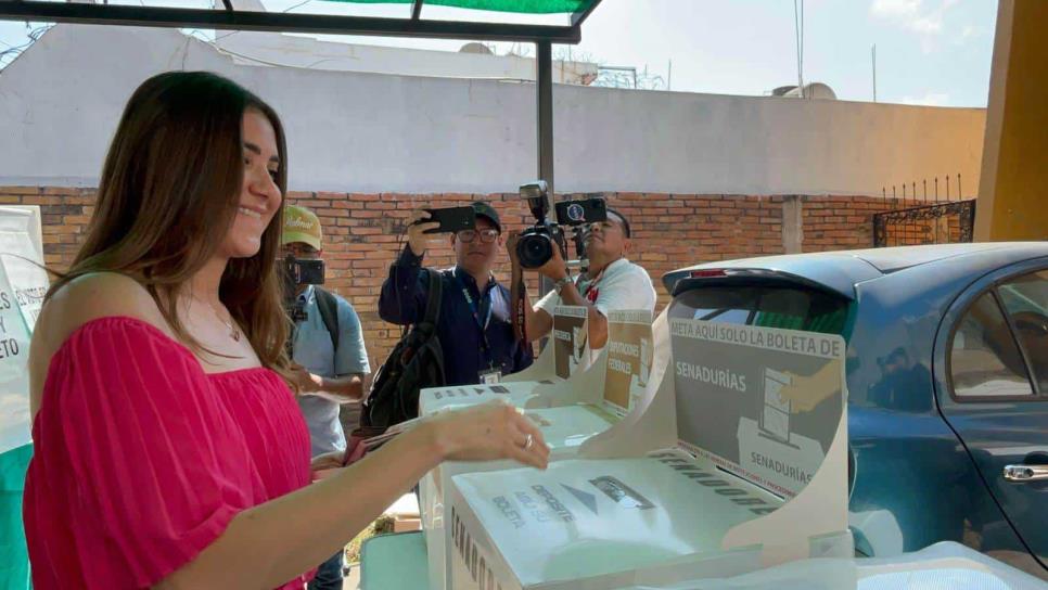 Paloma Sánchez emite su voto luego de más de una hora de espera en casilla