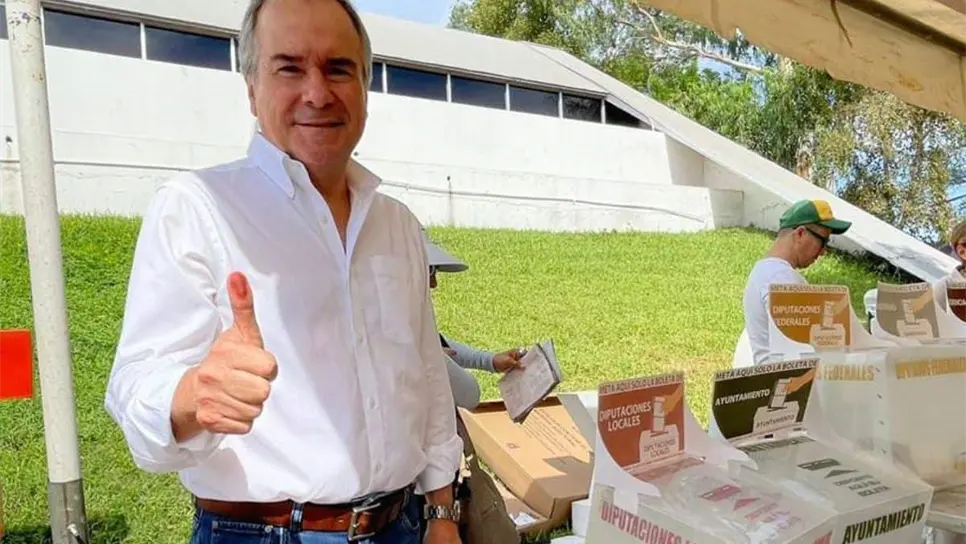 Sergio “Pío” Esquer ejerce su derecho al voto con su familia, en Culiacán