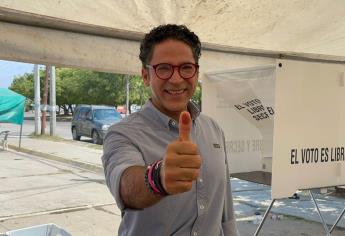 ¡Mazatlán va a ganar! De la mano de sus hijas, Juan Alfonso Mejía emite su voto 