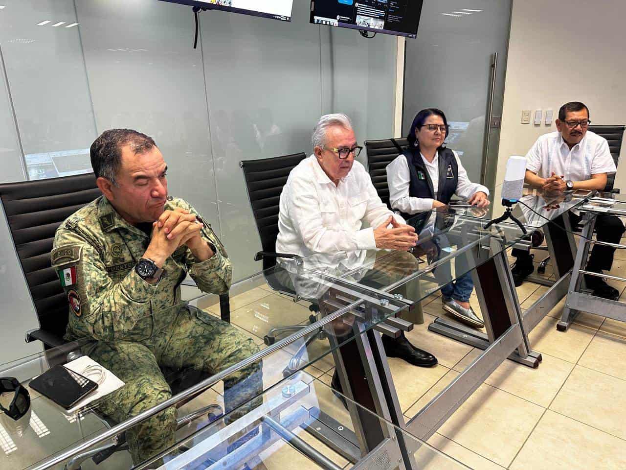 Rubén Rocha Moya en la mesa de seguridad. FOTO: Cortesía