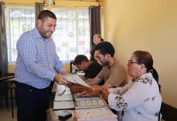 José Paz López Elenes ejerce su voto en la comunidad de La Apoma 