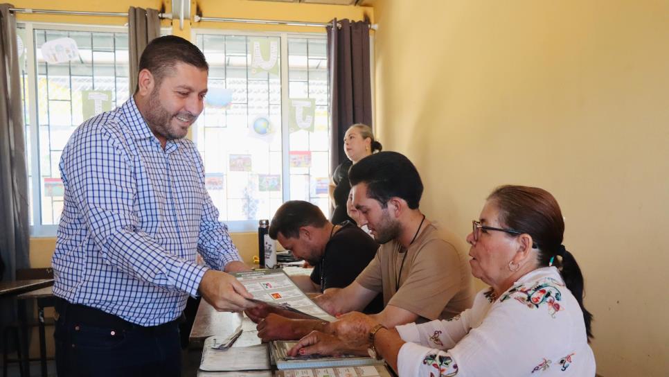 José Paz López Elenes ejerce su voto en la comunidad de La Apoma 
