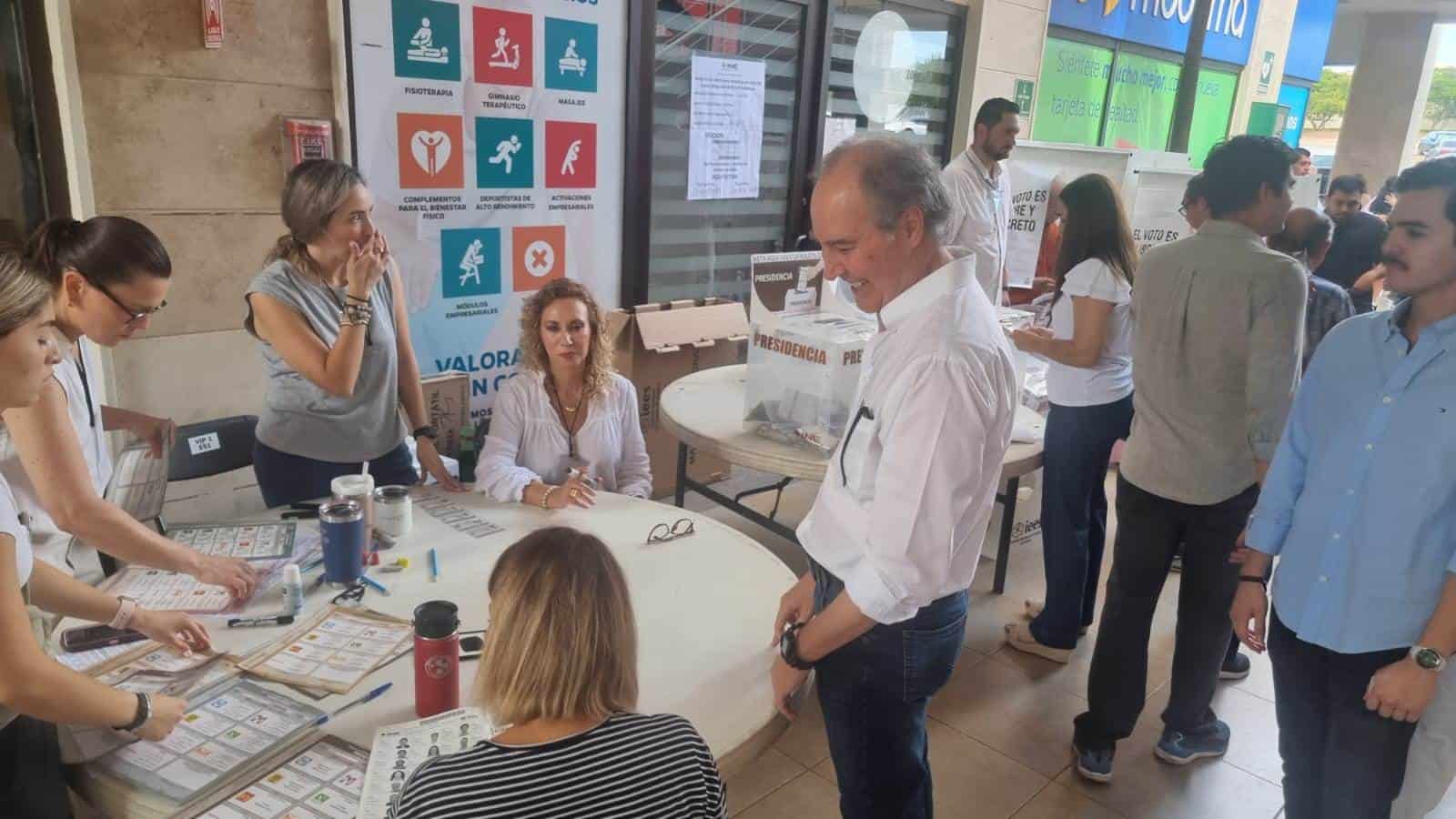 Eduardo Ortiz ya emitió su voto. FOTO: Luz Noticias