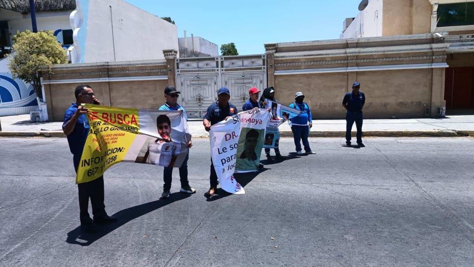 Familiares de Maximiliano, estudiante de prepa desaparecido, se manifiestan en Culiacán