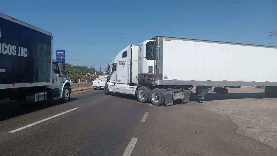 Dos camiones de carga se accidentan sobre La Costerita, en Culiacán 