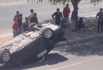 Por ir a exceso de velocidad, automovilista choca y termina volcado en Culiacán