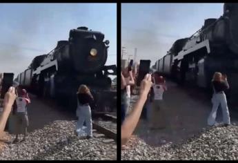 Locomotora «La Emperatriz» casi mata a otra mujer que quería la mejor foto | VIDEO