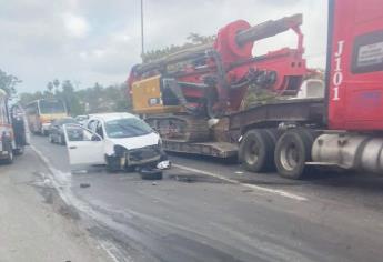 Tráiler choca a automóvil y deja lesionado al conductor en El Castillo, al sur de Mazatlán