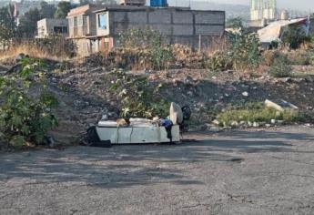Sujeto arroja un cuerpo en un baldío; vecinos casi lo linchan