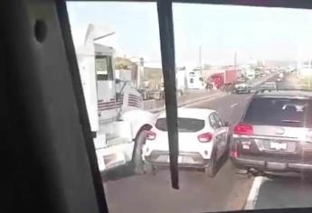 Tráiler se accidenta sobre La Costerita, cerca de la plaza Explanada 