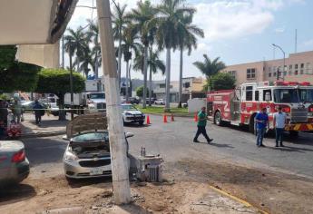 Fuerte choque sobre el Leyva Solano en Culiacán provoca la caída de un transformador de un poste 