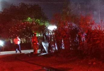 Hombre de escasos recursos pierde casa y pertenencias tras incendio en Los Mochis