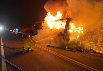 Se incendia autobús en la autopista Durango-Mazatlán; cierran la circulación