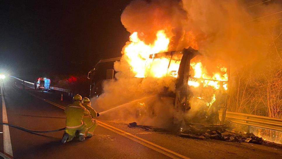 Se incendia autobús en la autopista Durango-Mazatlán; cierran la circulación