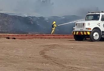 Más de mil pacas de alimento para ganado quedaron destruidos por el fuego