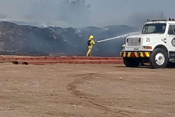 Más de mil pacas de alimento para ganado quedaron destruidos por el fuego